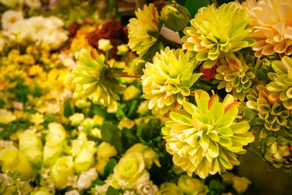 美しい色とりどりの花壁の背景 生地で作られた花 — ストック写真