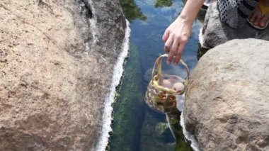 Kadınların doğal sıcak çeşme üzerinde yumurta onsen Lampang ilinde yapıyoruz. Sıcak su yeraltı Tayland.