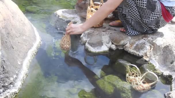 Frauen Produzieren Eier Auf Einem Natürlichen Heißen Brunnen Der Provinz — Stockvideo