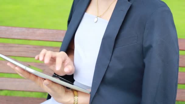 Jovem Mulher Atraente Com Tablet Computador Sentado Jardim — Vídeo de Stock