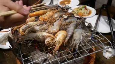 Soba üzerinde ızgara deniz ürünleri.