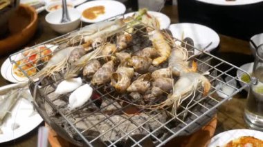 Soba üzerinde ızgara deniz ürünleri.