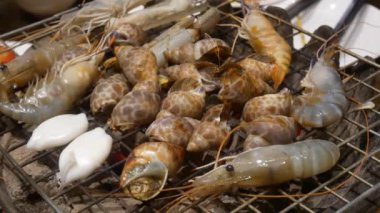 Soba üzerinde ızgara deniz ürünleri.