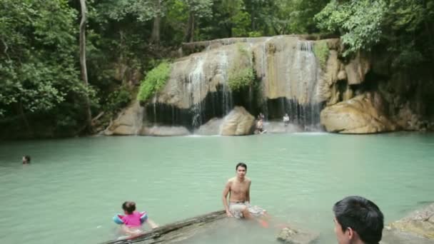 Thailand Kanchanaburi Provincie Augustus 2017 Mensen Erawan National Park Erawan — Stockvideo