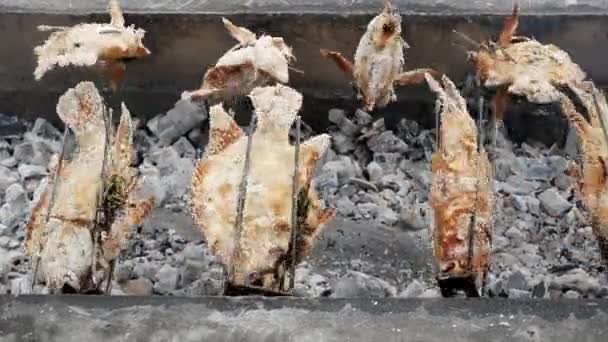 用盐烤石榴鱼 烹饪泰国风格 — 图库视频影像