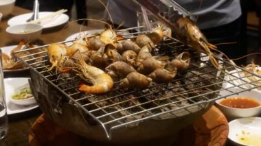 Soba üzerinde ızgara deniz ürünleri.