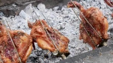 Izgara tavuk, büyük soba. Tay gıda tarzı.