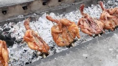 Izgara tavuk, büyük soba. Tay gıda tarzı.