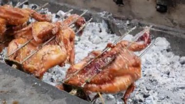 Izgara tavuk, büyük soba. Tay gıda tarzı.