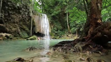 Tayland, Kanchanaburi Eyaleti, 6 Ağustos 2017: Erawan Milli Parkı ve Erawan şelale Kanchanaburi ili, Batı Tayland insanların