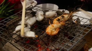 Soba üzerinde ızgara deniz ürünleri.