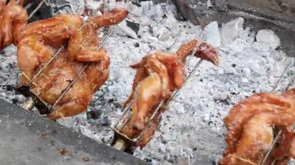 Poulet Grillé Dans Grand Poêle Cuisine Thaïlandaise — Video