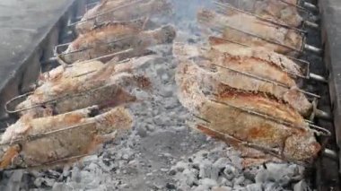 Tuz ile ızgara nar balık. Tay stilleri pişirme.