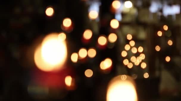 ろうそくの明かりでぼやけているボケ味 自然の背景 — ストック動画