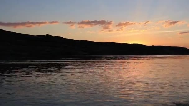 Cielo Colorido Atardecer Sobre Superficie Del Río — Vídeos de Stock