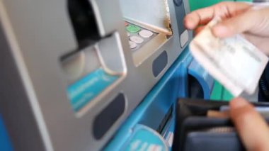 Kadın Atm para çekme