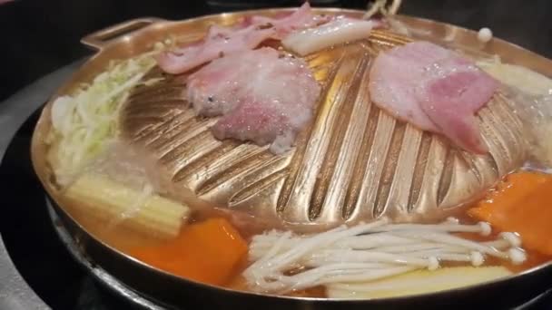 ピザイタリアーナすぐ真鍮鍋焼き肉のアップ — ストック動画