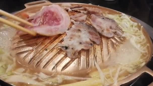 烧烤猪肉 关闭黄铜锅烤肉 — 图库视频影像