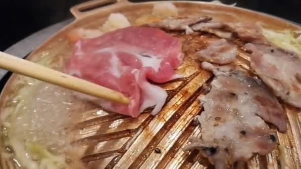Grill pork , Close up of Meat grilled on brass pan. — Stock Footage Grill Pork Close Meat Grilled Brass Pan Stock Footage