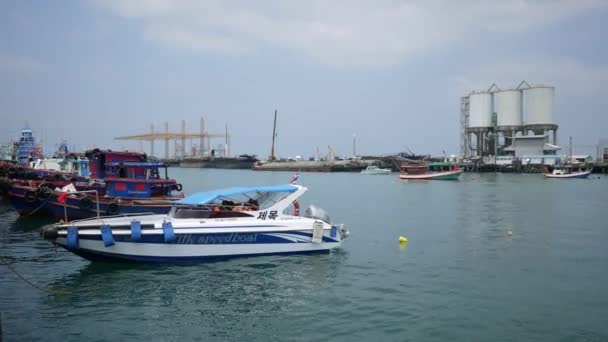泰国春武里府 Oct 2018 泰国春武里府钓鱼码头的传统渔船和快艇漂浮在水中 — 图库视频影像