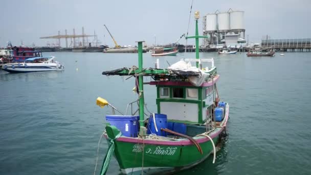 泰国春武里府 Oct 2018 泰国春武里府钓鱼码头漂浮在水中的传统渔船 — 图库视频影像