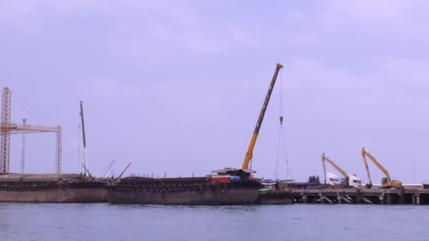 Chonburi Thailand Oct 2018 Cranes Unloading Cargo Ship Industrial Port — Stock Video