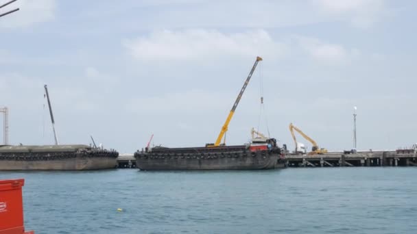 Chonburi Thailand Oct 2018 Cranes Unloading Cargo Ship Industrial Port — Stock Video