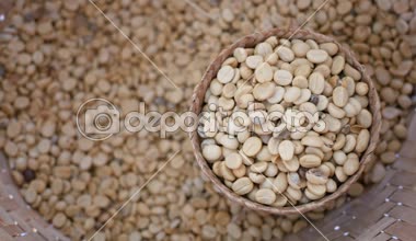 Kahve çekirdekleri sepet içine akışı.