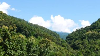 Dağlar, gökyüzü ve alanlar