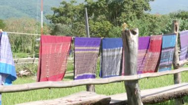 Nan, Tayland Ekim, 13-2018: insanlar ziyaret edin ve Ban-Tai-Lue Caf Pua bölge, Nan Tayland yeşil teraslar pirinç alan ile kahve içmek. Güzel yerli kumaş ile dekore edilmiş cafe yer.