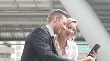 İş adamı ve akıllı telefon, iş kavramı kullanarak iş kadınları.