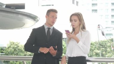 İş adamı ve akıllı telefon, iş kavramı kullanarak iş kadınları.