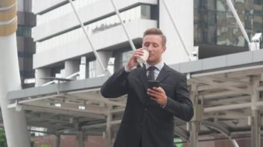 İş adamı bir kahve ve akıllı telefon, iş kavramı kullanarak.