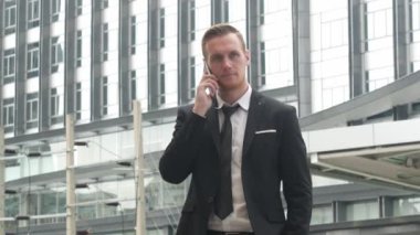 Akıllı telefon sabah iş kavramı kullanarak iş adamı.