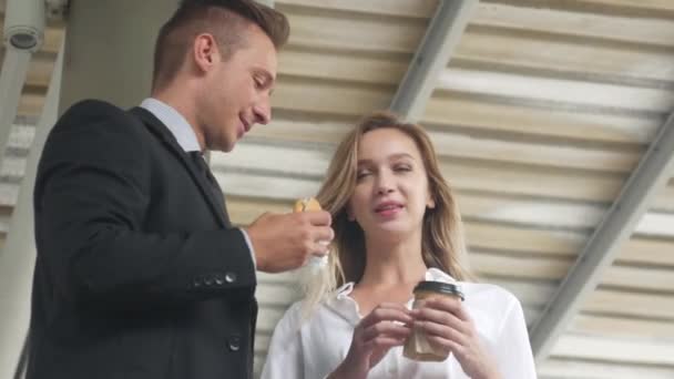ビジネスの男性とコーヒー カップと空のハンバーガー ビジネス女性歩く朝は ビジネス コンセプト — ストック動画