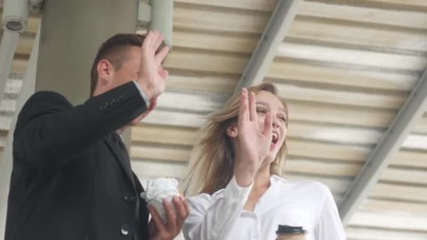 Geschäftsmann Und Geschäftsfrau Mit Kaffeetasse Und Hamburger Morgen Auf Himmelsweg — Stockvideo