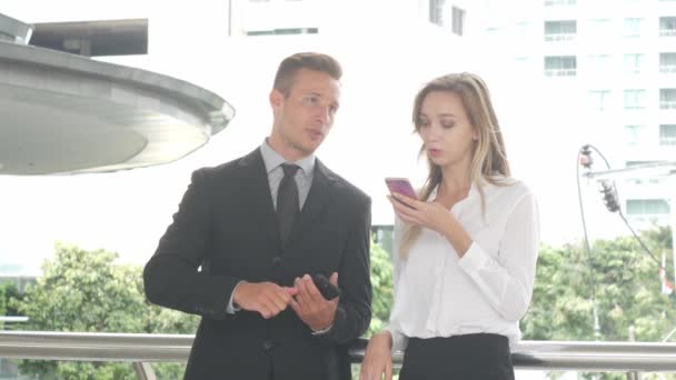 Hombre Negocios Mujeres Negocios Utilizando Teléfono Inteligente Concepto Negocio — Vídeos de Stock