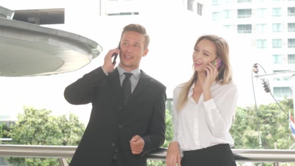 Zakenman Zakelijke Vrouwen Met Behulp Van Slimme Telefoon Businessconcept — Stockvideo