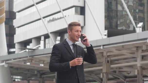 Homem Negócios Tomar Café Usando Telefone Inteligente Conceito Negócio — Vídeo de Stock