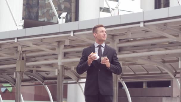 Hombre Negocios Con Taza Café Hamburguesa Cielo Pie Por Mañana — Vídeo de stock