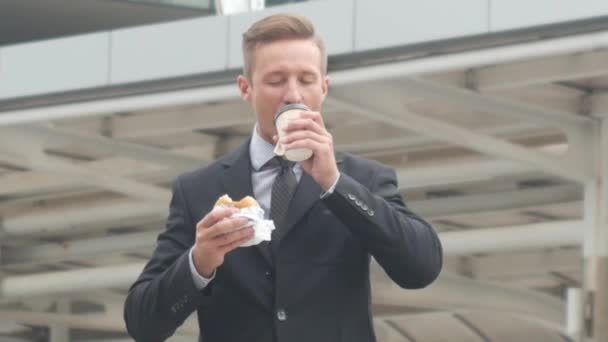 Hombre Negocios Con Taza Café Hamburguesa Cielo Pie Por Mañana — Vídeo de stock
