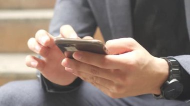 Grafik iş kavramı kredi kartıyla alışveriş online ödeme için akıllı telefon kullanarak iş adamı.