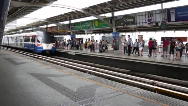 Bangkok Thailand Oktober 2016 Passagiers Die Reizen Chit Sky Train — Stockvideo