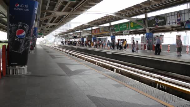 Bangkok Thailand Oktober 2016 Reisende Passagiere Mochit Sky Train Station — Stockvideo