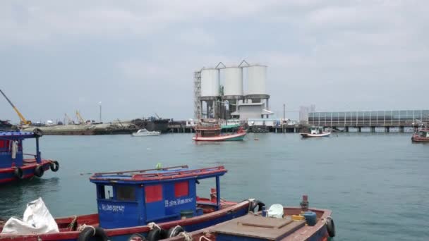泰国春武里府 2018年10月6日 在泰国春武里府的一个工业港口从一艘船上卸货的起重机 — 图库视频影像