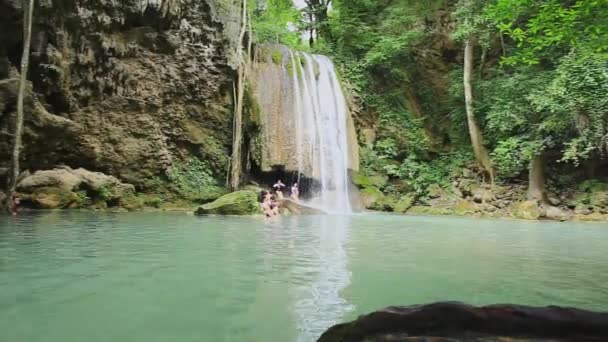 Tailandia Provincia Kanchanaburi Agosto 2017 Personas Parque Nacional Erawan Cascada — Vídeo de stock