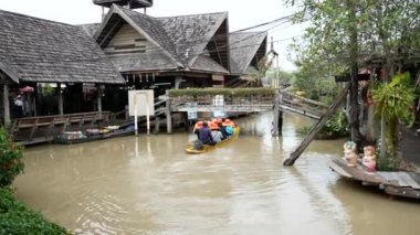 Pattaya, Tayland - 10 Kasım, 2018: Pattaya Suüstü pazarı dört bölgeler, o Pattaya Eyaleti, Tayland at pazarında alışveriş gıda ve Hatıra Eşyası için geleneksel ticari tekneler var.