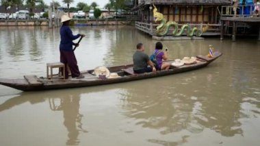 Pattaya, Tayland - 10 Kasım, 2018: Pattaya Suüstü pazarı dört bölgeler, o Pattaya Eyaleti, Tayland at pazarında alışveriş gıda ve Hatıra Eşyası için geleneksel ticari tekneler var.