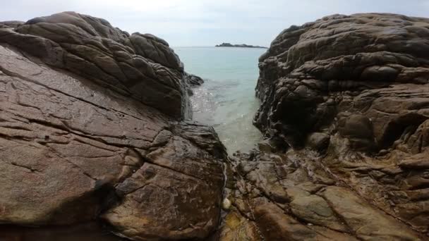 Морський Пейзаж Камінням Фоні Неба — стокове відео