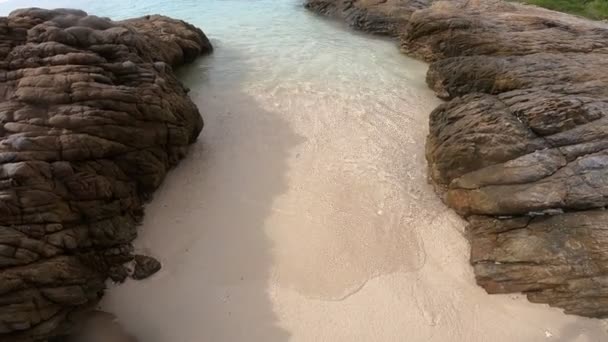 Морской Пейзаж Камнем Фоне Неба — стоковое видео